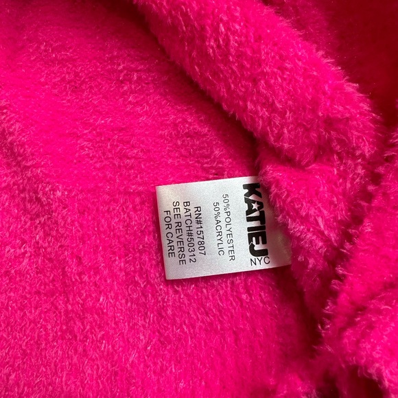 Amazing, brand new, size L sweater!! Please dm me with any questions or offers! - Picture 4 of 4